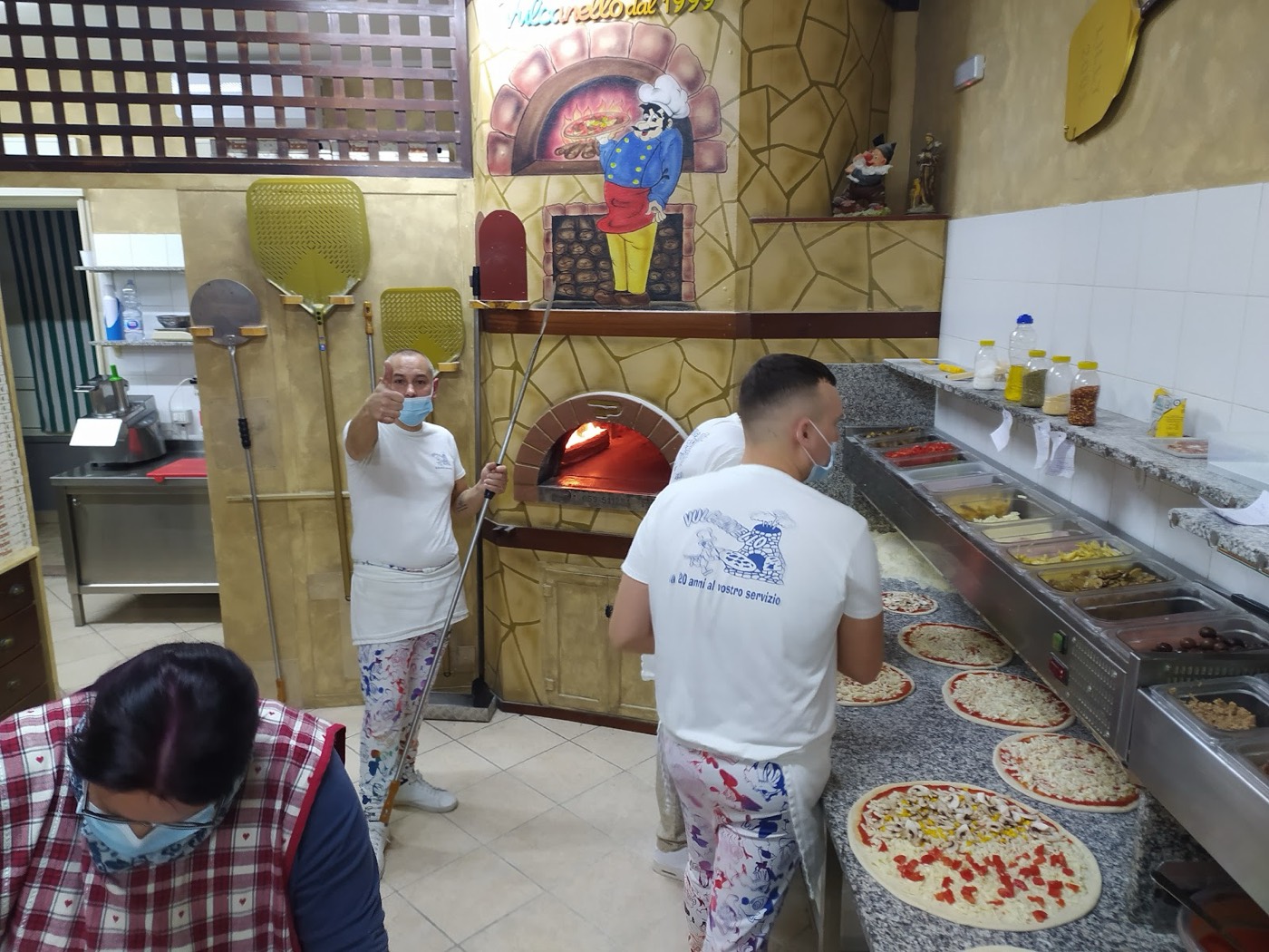 Il laboratorio della pizzeria Vulcanello: il forno a legna e il banco di preparazione